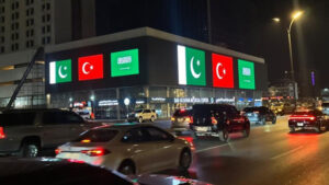 mekke-anlasmasi-suudi-arabistani-aydinlatti-gokdelenlerde-turkiye-ve-pakistan-bayraklari-e423180d